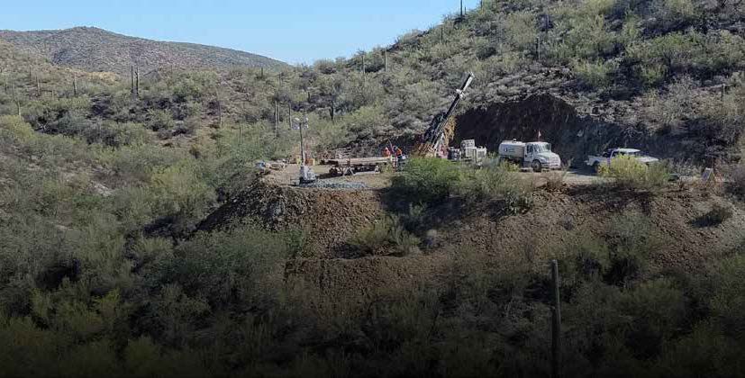 Forage d’exploration minière dans une zone rocheuse en Guinée