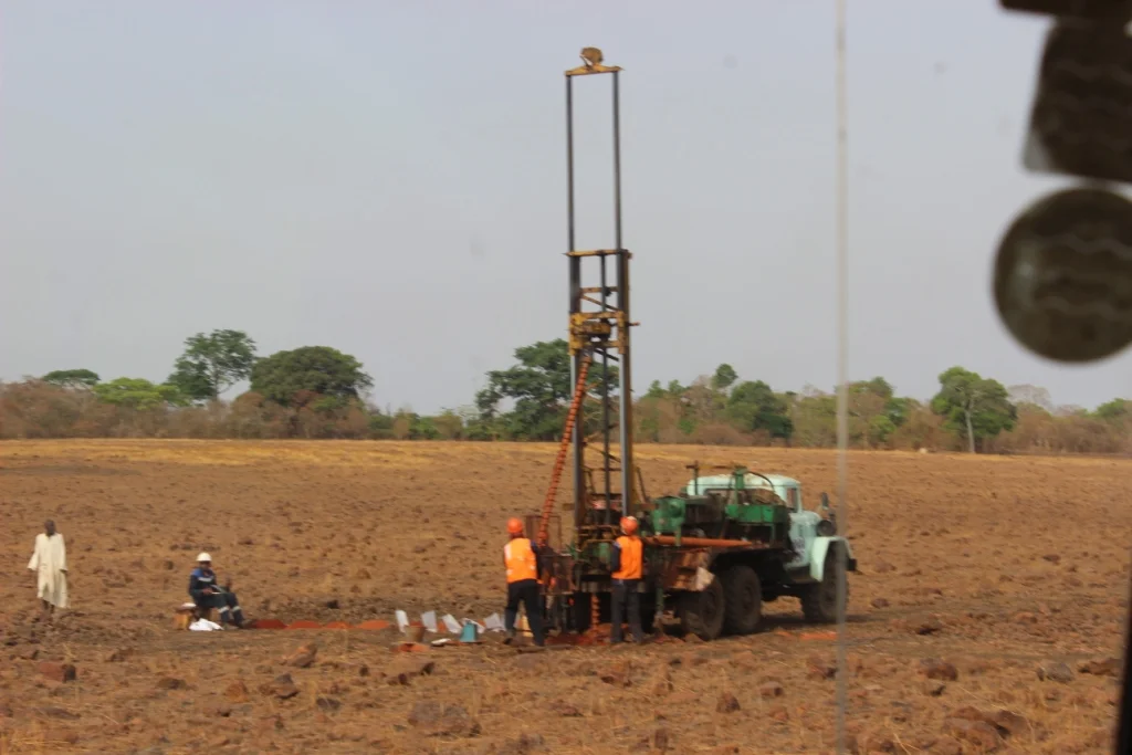 Convoyeur transportant de la bauxite sur un site minier guinéen