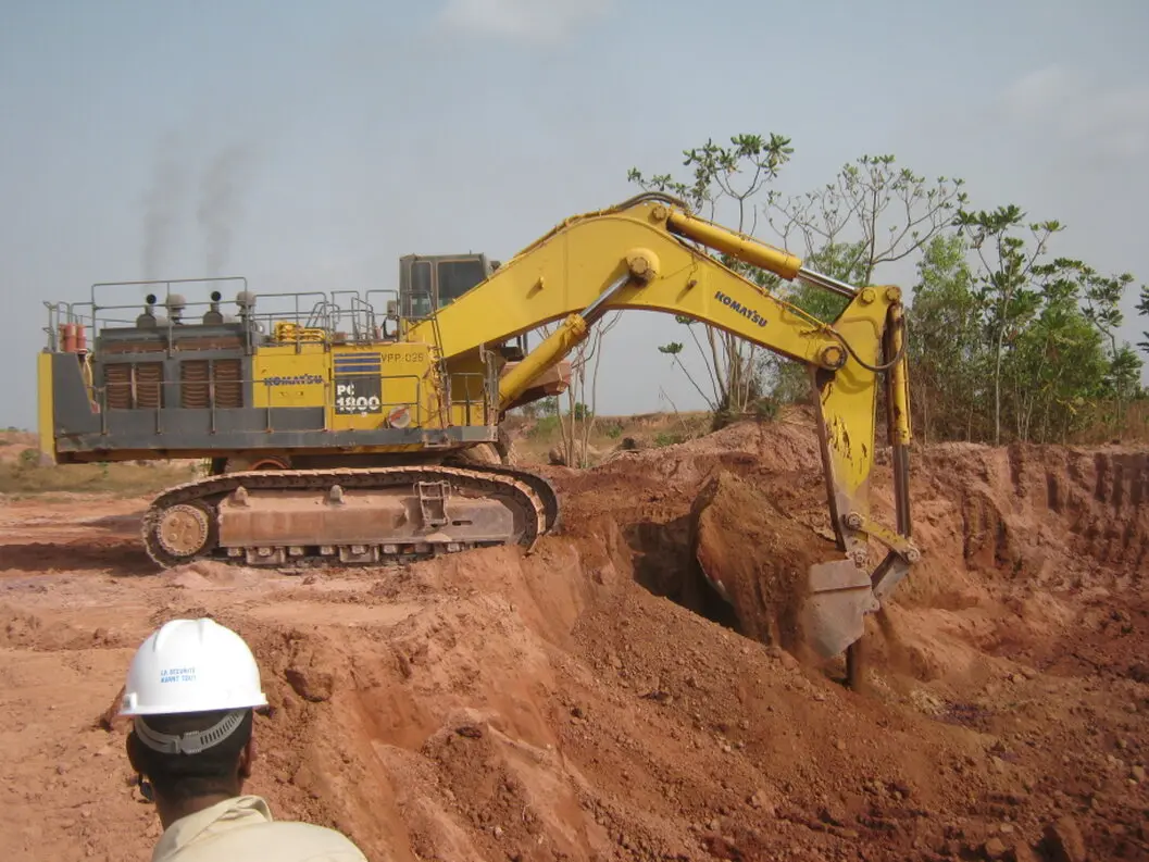 Ingénieurs miniers supervisant une mine à ciel ouvert en Guinée