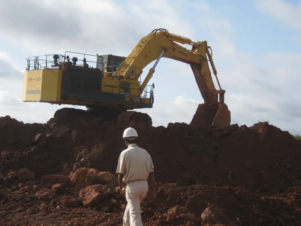 Ingénieurs miniers supervisant une mine à ciel ouvert en Guinée