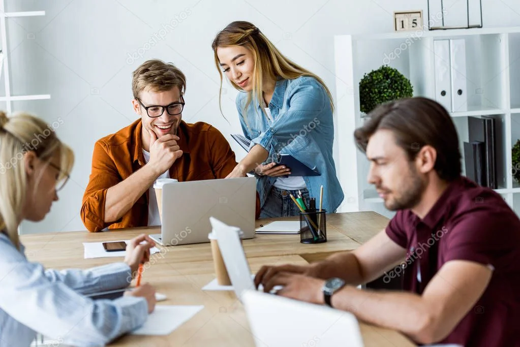 Équipe de fonctions support en réunion de travail