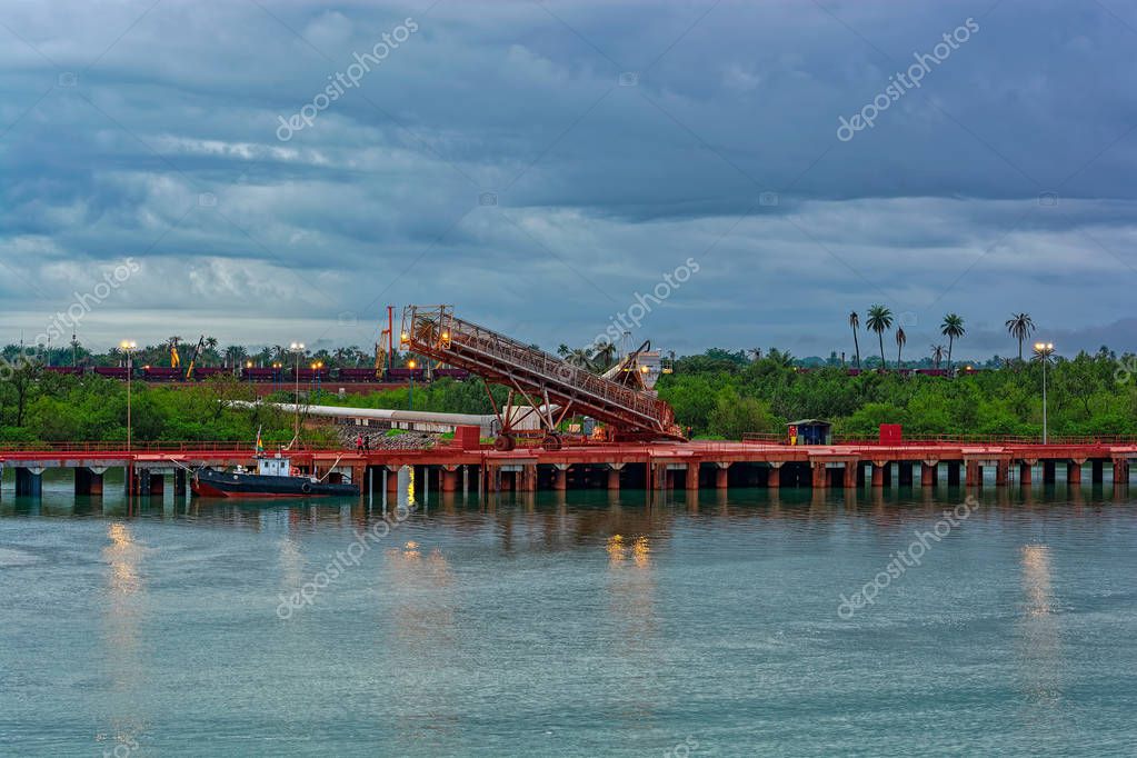Convoyeur transportant de la bauxite sur un site minier guinéen