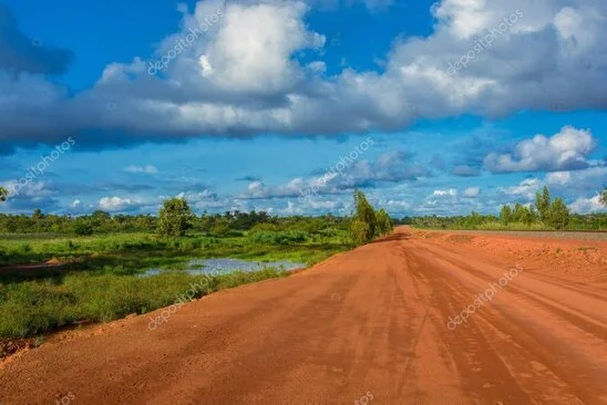Mine de bauxite à ciel ouvert en Guinée avec équipements lourds
