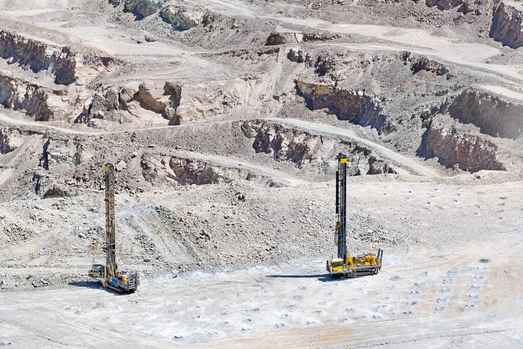 Ingénieurs miniers supervisant une mine à ciel ouvert en Guinée