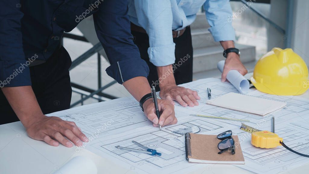 Réunion de consultants en environnement et sécurité pour un projet minier