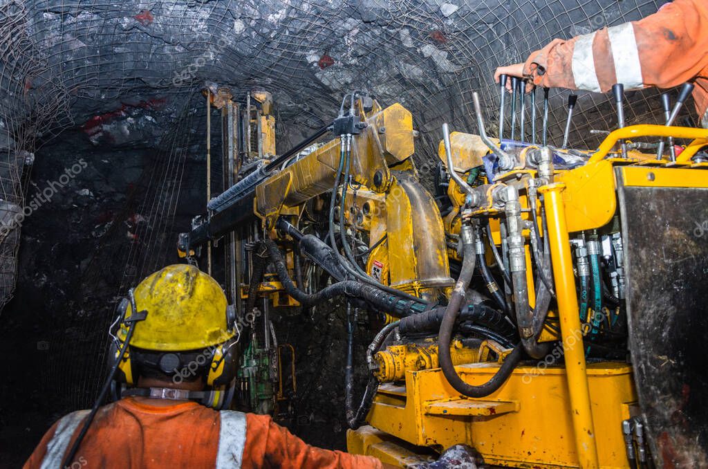 Techniciens et opérateurs travaillant avec des engins miniers