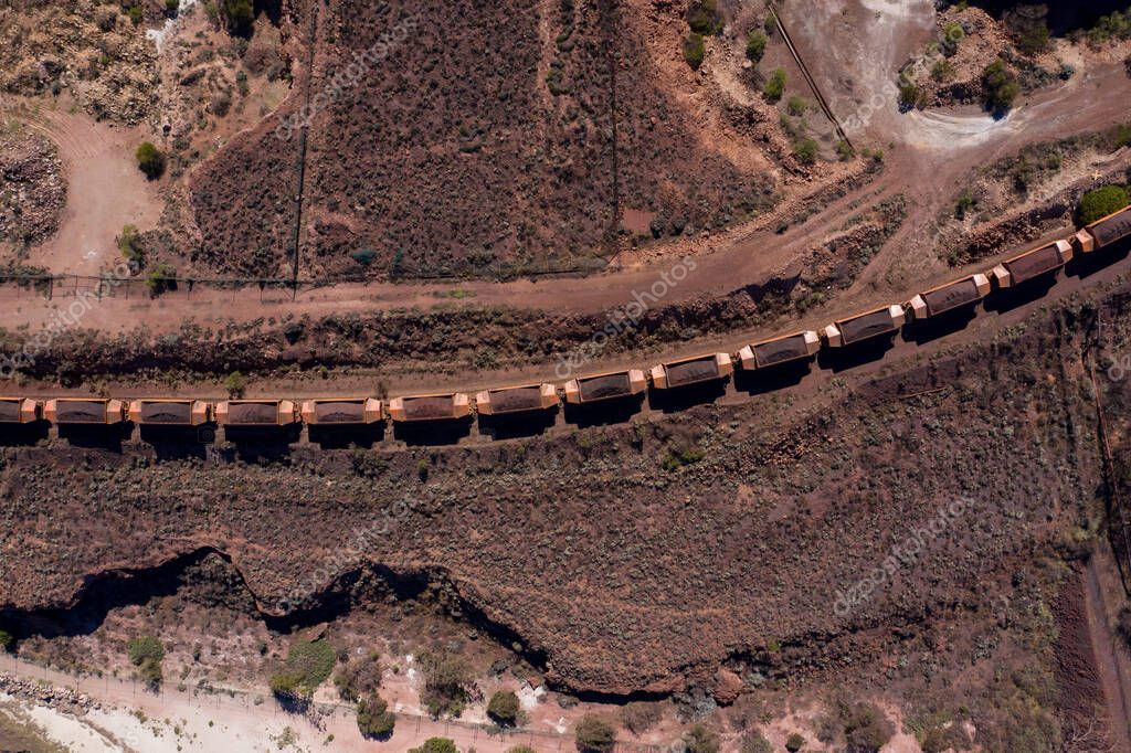 Chargement de minerai de fer près d’une infrastructure ferroviaire
