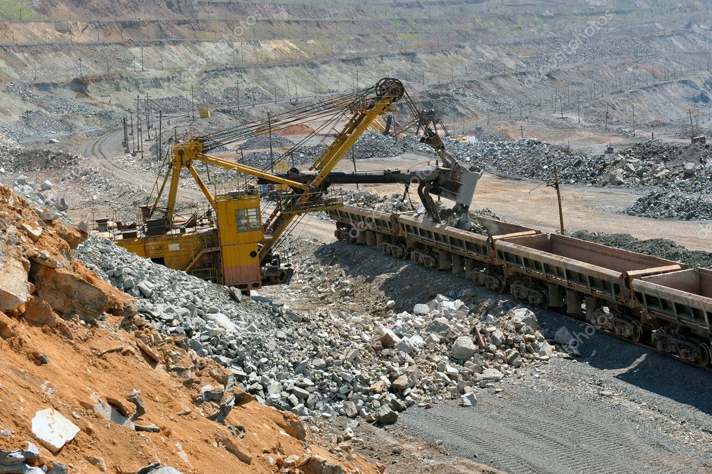 Chargement de minerai de fer sur des wagons minéraliers en Guinée