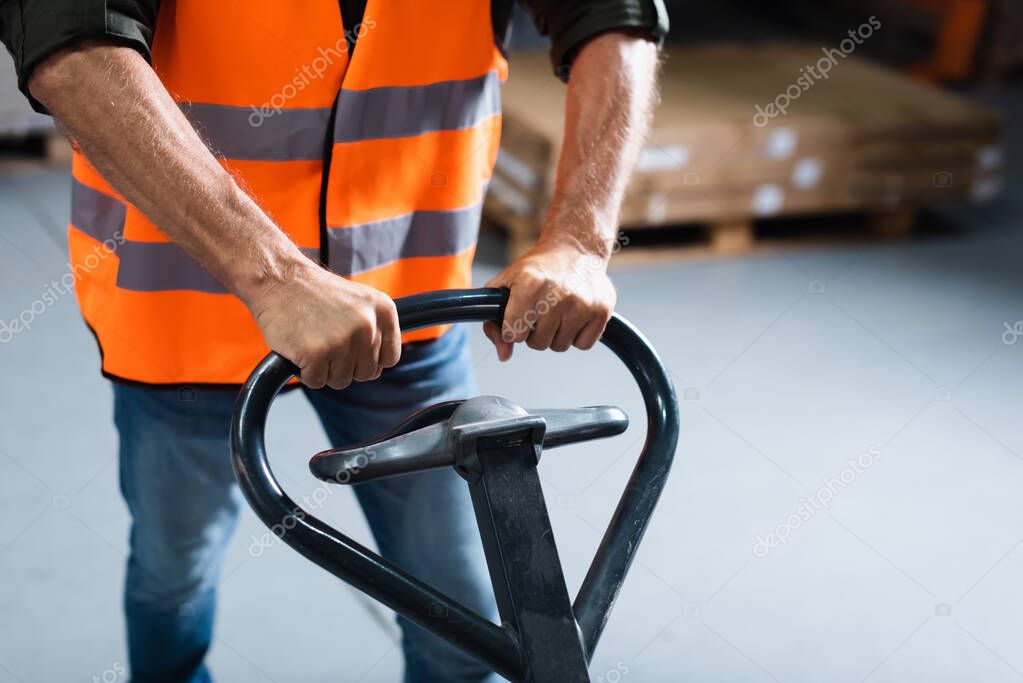 Camions et entrepôts dédiés à la logistique minière
