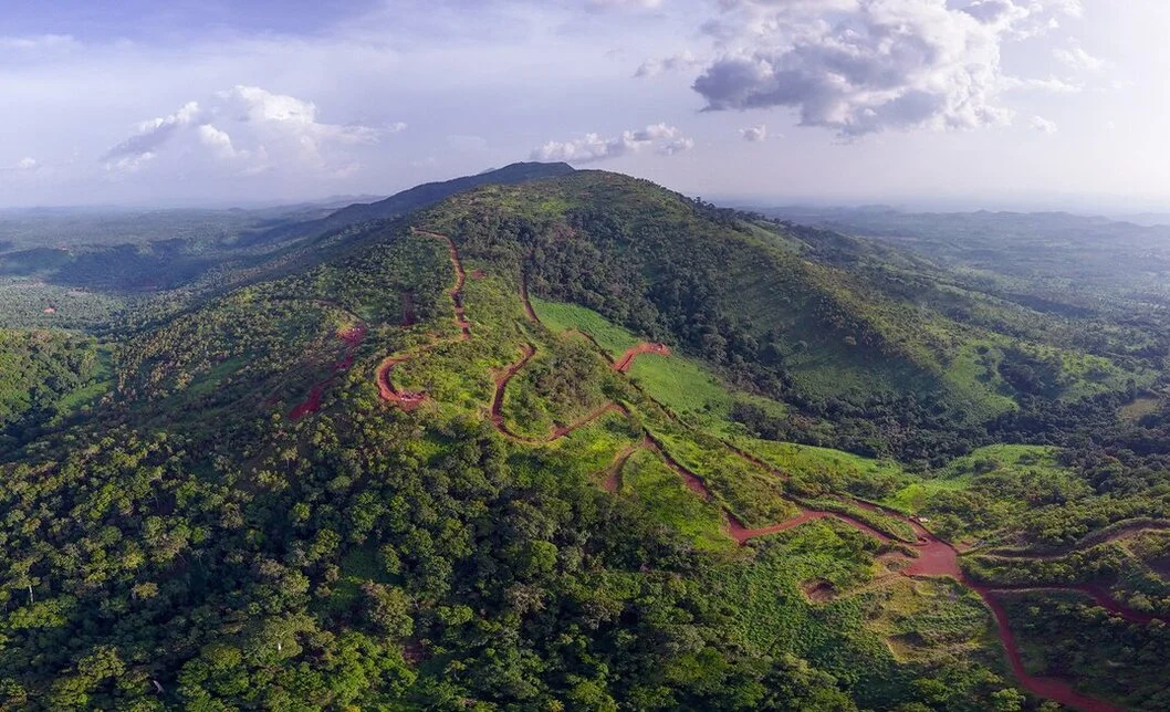 Chargement de minerai de fer sur des wagons minéraliers en Guinée