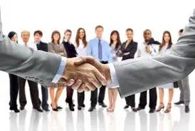 Équipe de fonctions support en réunion de travail